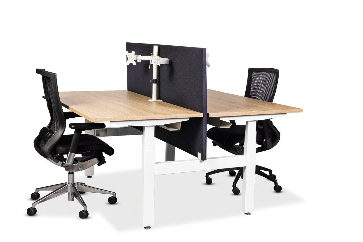Elektrisch duo bureau Ciao met monitorarmen, bureauscherm en twee bureaustoelen