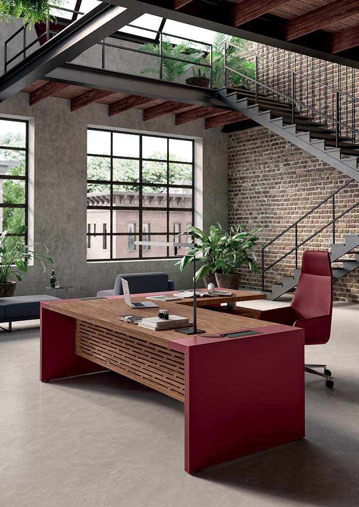 e-10 directie hoekbureau met rood leer in een loftruimte