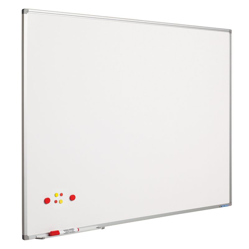 Wit whiteboard met aluminium omlijsting, pennenrichel en gekleurde magneten op het schrijfvlak