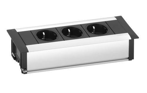 De inbouwunit los en schuin van boven, met drie stopcontacten in een geborsteld aluminium behuizing