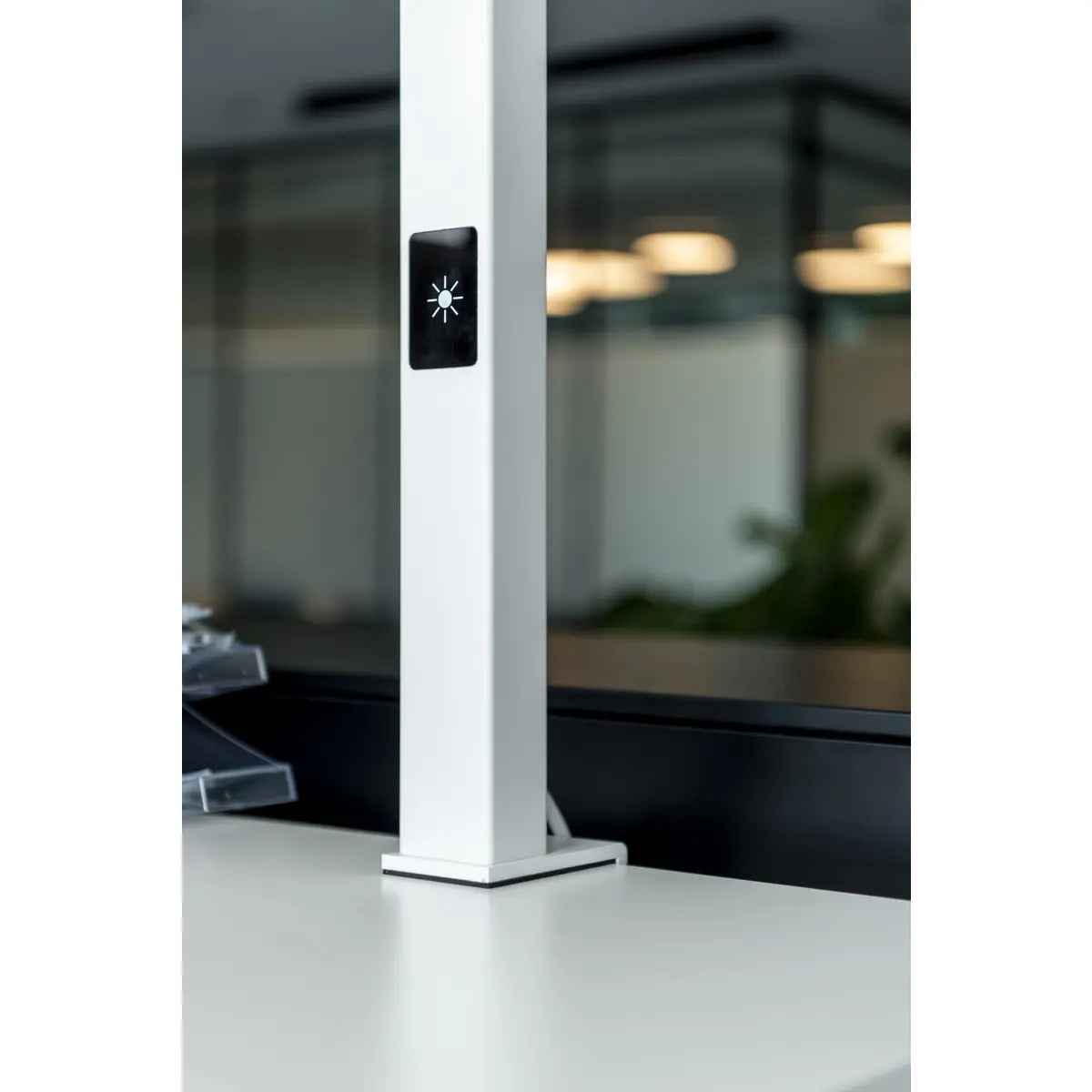Tafellamp Work in wit aan een bureau in een kantoor