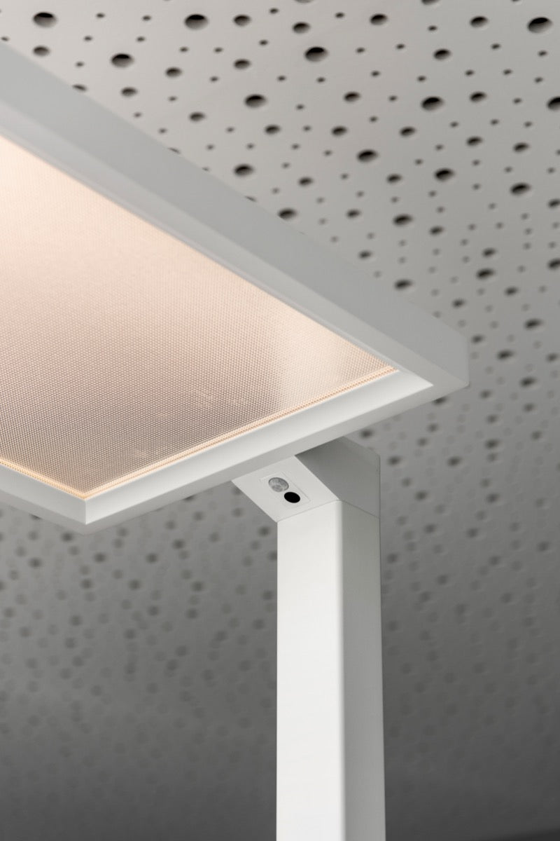 Lichtpaneel van tafellamp Work tegen een akoestisch plafond