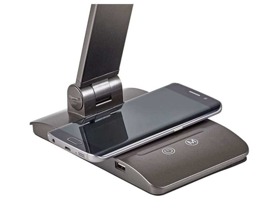 De ingeklapte Astel met usb-poort in de voet en een telefoon op de draadloze laadplek