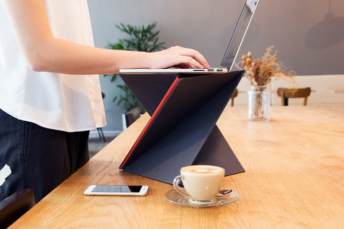Laptop op de zit-sta hulp om staand te werken aan een tafel