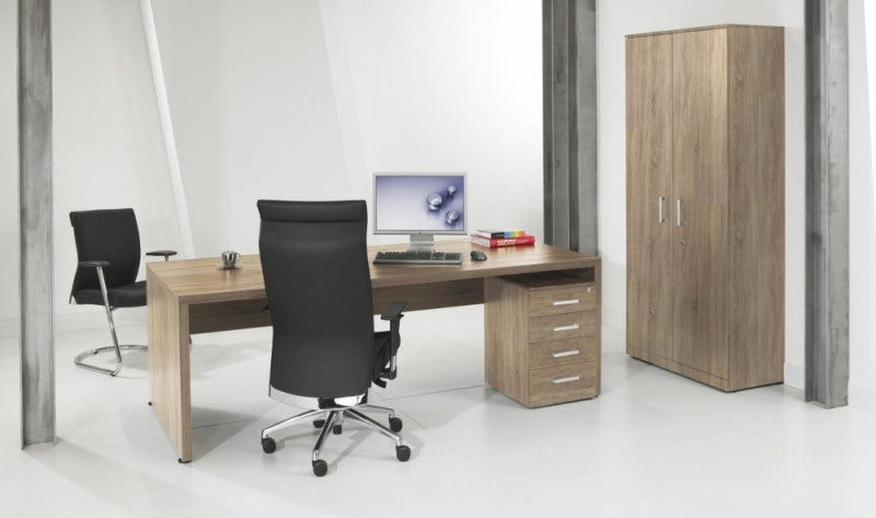 Directiebureau Manager met rechthoekig blad in eikendecor en ladeblok, in een kantoor met bureaustoel en kast