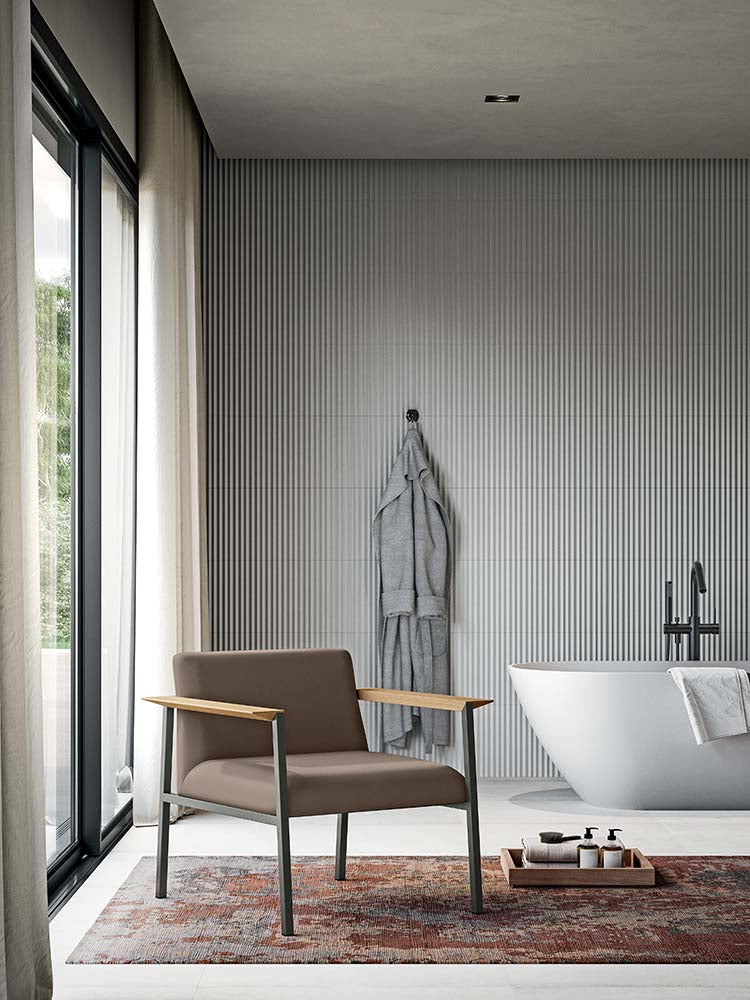 Twee Ado fauteuils in een rustig ingerichte ruimte met houten wand