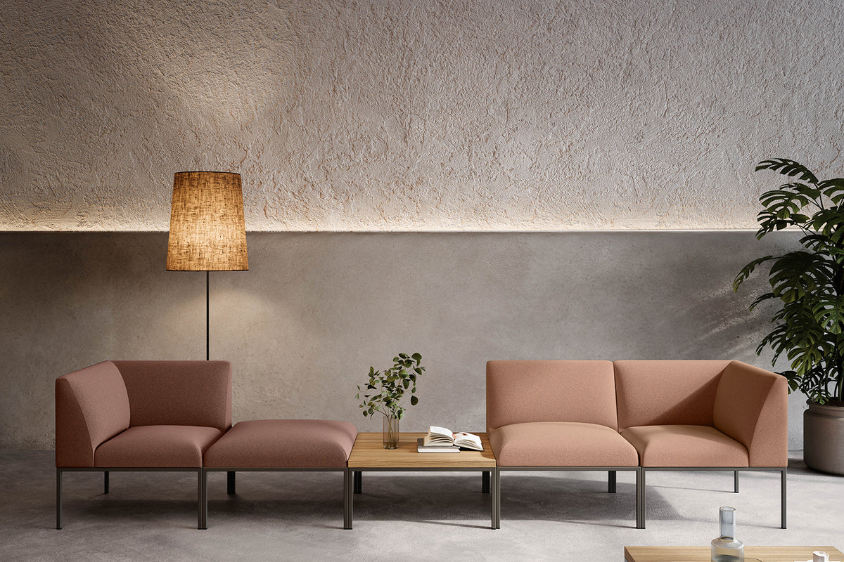 Astro Twist zitelementen en poefs in een lounge met plant en lamp