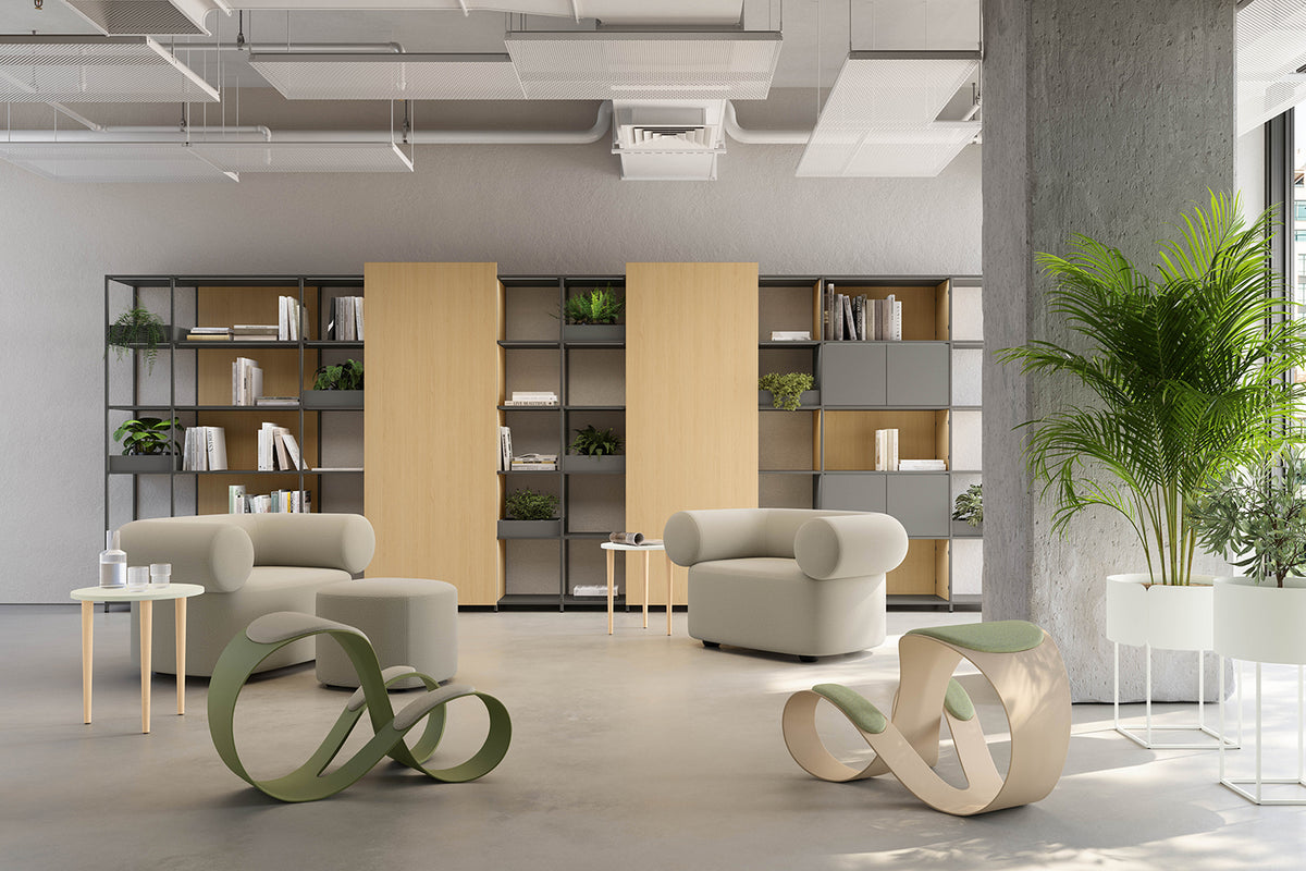 Quadrifoglio Moon stoelen in een lichte relaxruimte op kantoor met boekenkast