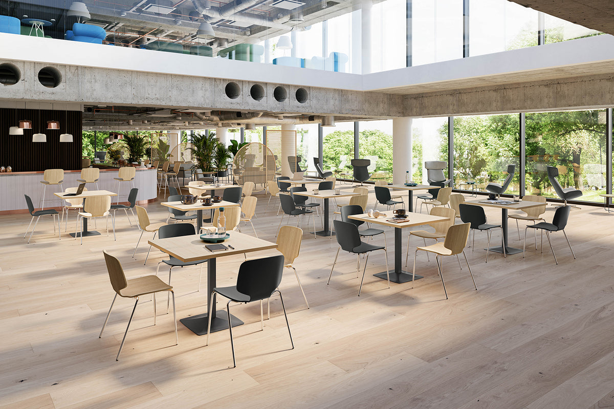 Quadrifoglio T02 tafels met vierkant blad in een lichte bedrijfskantine