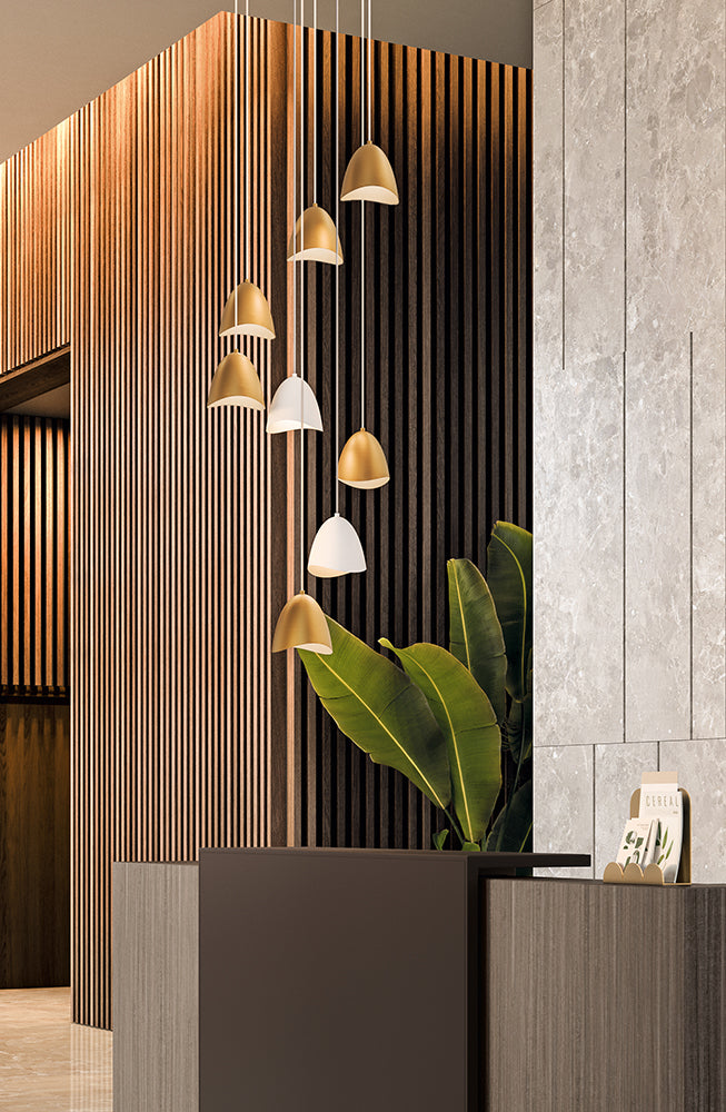 Lobby met een donkere ontvangstbalie en hanglampen tegen een houten lamellenwand