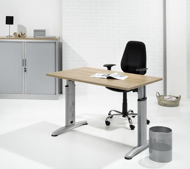 Bureau T-system met eikendecor blad en roldeurkast in een kantoorruimte