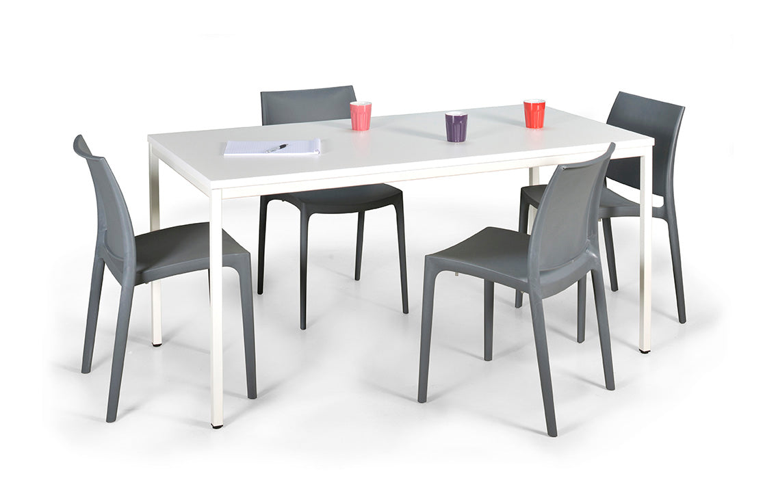 Kantinetafel 4-all met wit rechthoekig blad op een wit vierpotig frame, met zes donkergrijze stoelen