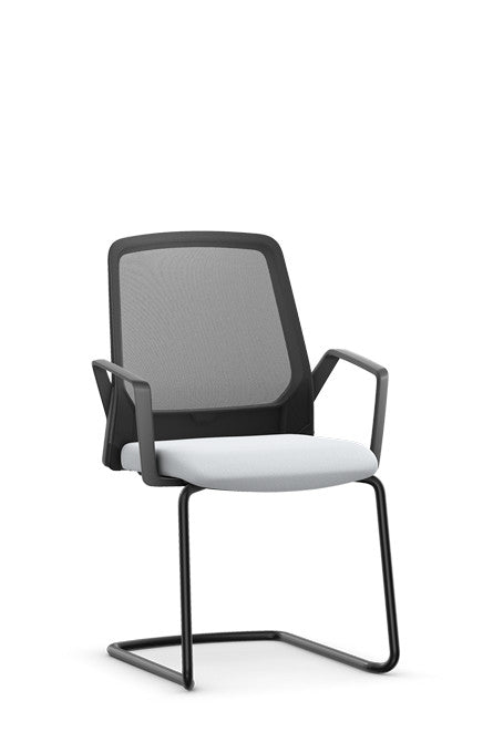 Interstuhl Buddy 570B bezoekersstoel met zwart swingframe, netbespannen rug en lichte zitting