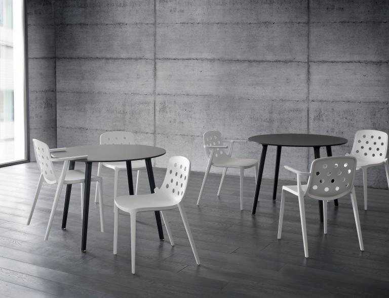 Witte Isidora stoelen bij een betonnen wand