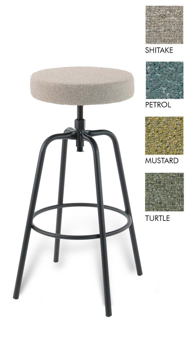 Barkruk RS3 met ronde licht beige gestoffeerde zitting en lage rugleuning op een matzwart stalen onderstel met voetenring