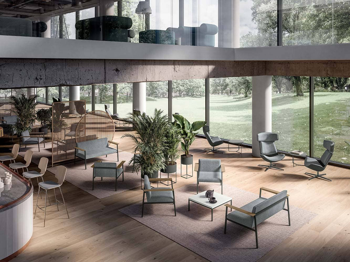 Loungeopstelling met Ado fauteuils rond lage bijzettafels