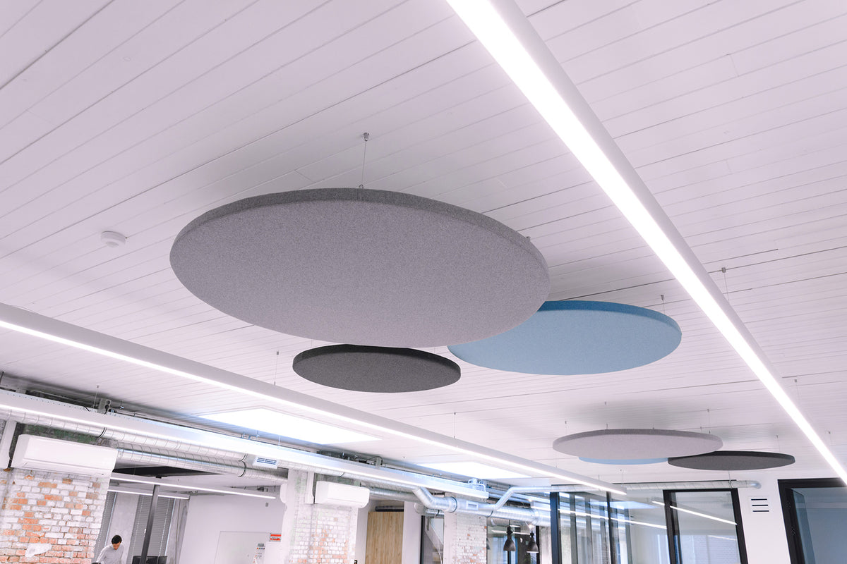 Ronde AkoestiekA plafondpanelen boven een kantoorgang