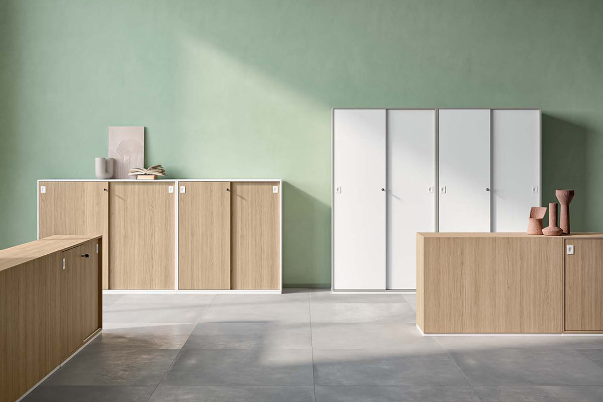 Q4 schuifdeurkasten in houtdecor in een kantoor