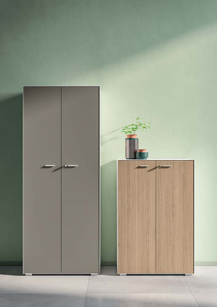 Q4 draaideurkasten in donkergroen en licht hout; de foto toont de melamine uitvoering