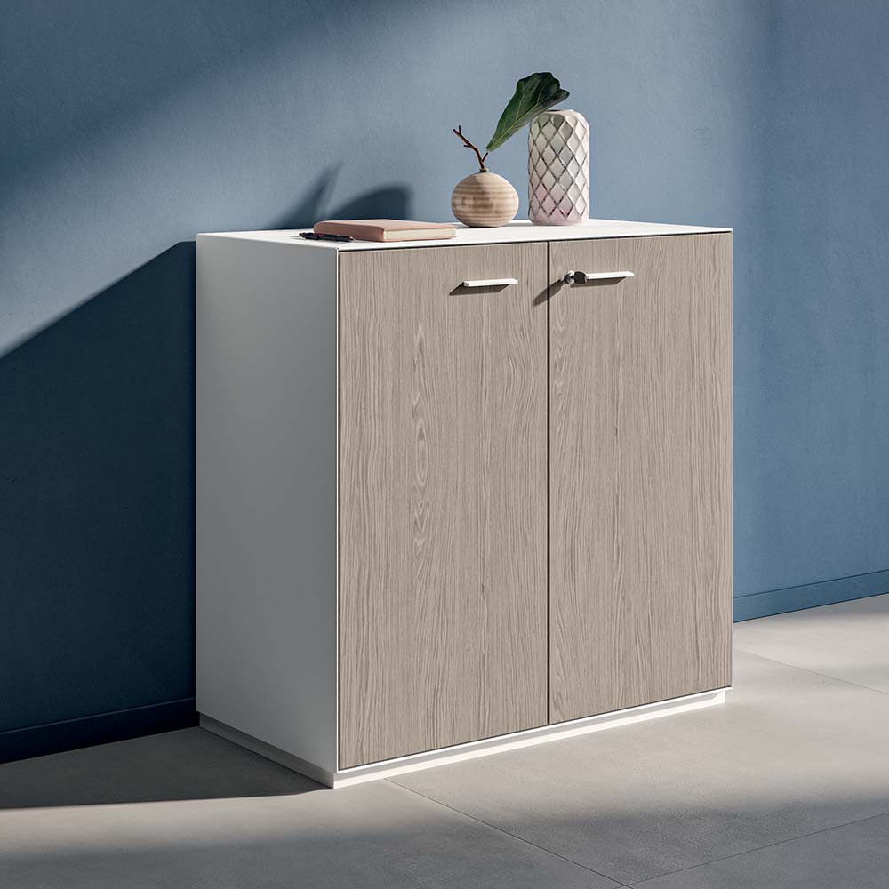 Q4 draaideurkast in licht houtdecor voor een blauwe wand