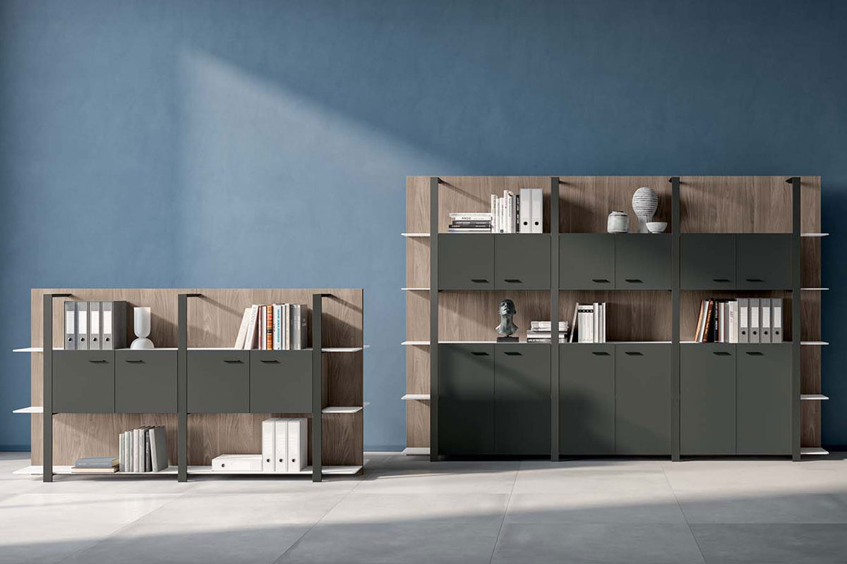 Sfeerbeeld van een modulaire wandkast in houtdecor met donkergroene deuren en open planken tegen een blauwe muur