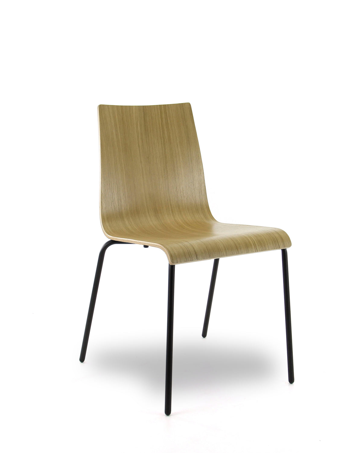 Kantinestoel BO-3 van opzij, met doorlopende zitschaal in blank eiken fineer op een matzwart vierpoots onderstel