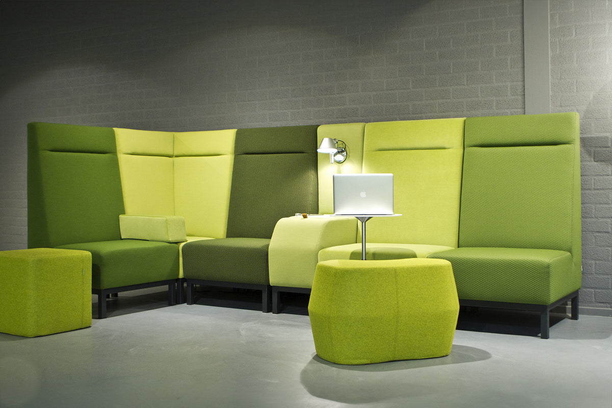 Base banken in limegroen met poefs in een lounge