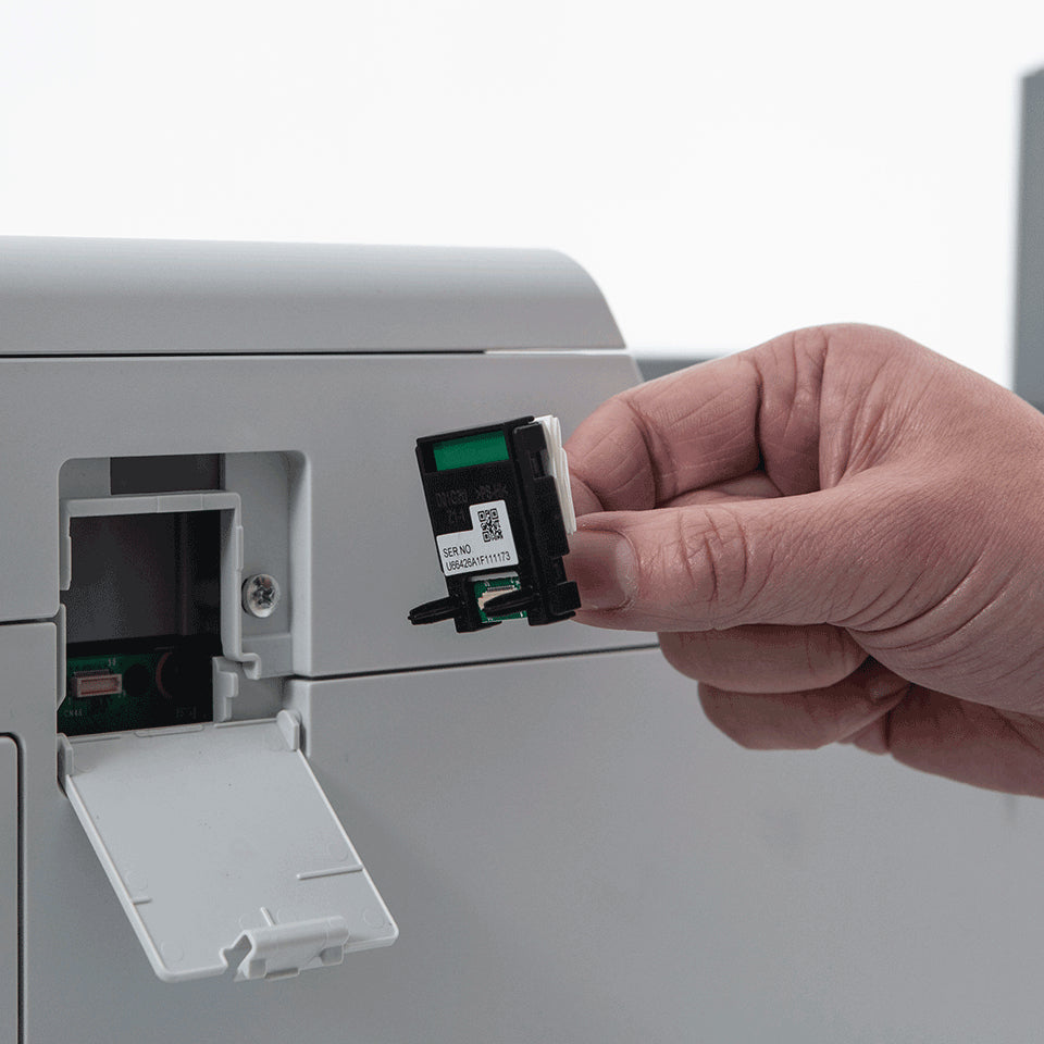 Hand die de draadloze netwerkmodule in de sleuf aan de zijkant van de printer schuift