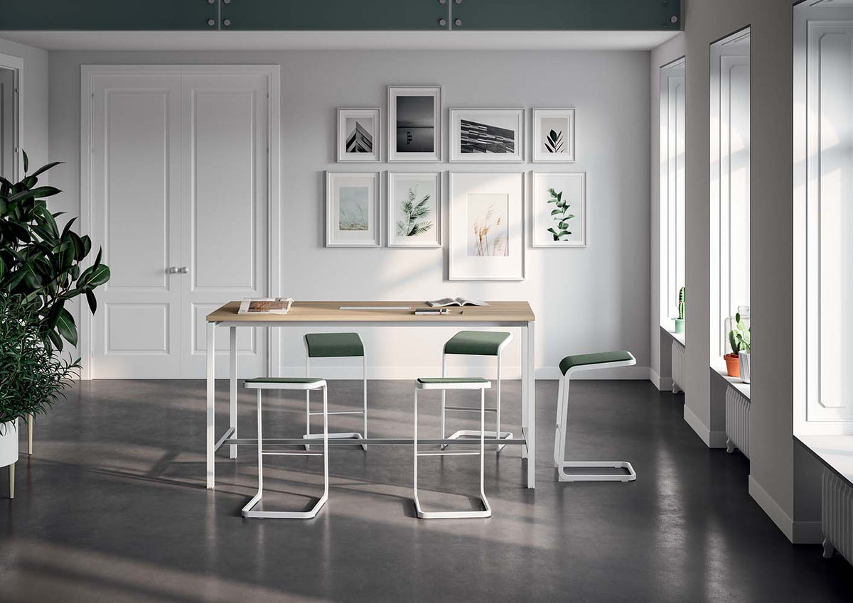 Quadrifoglio C-stool barkrukken aan een hoge tafel in een lichte ruimte