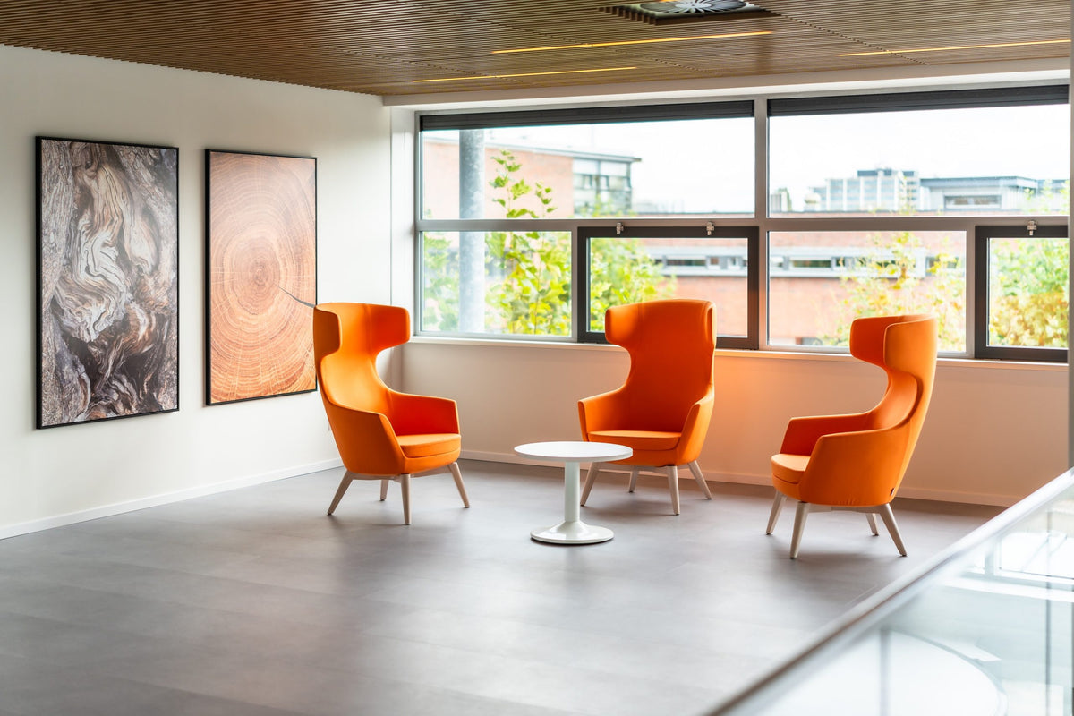 Danza fauteuils in oranje in een lichte ruimte