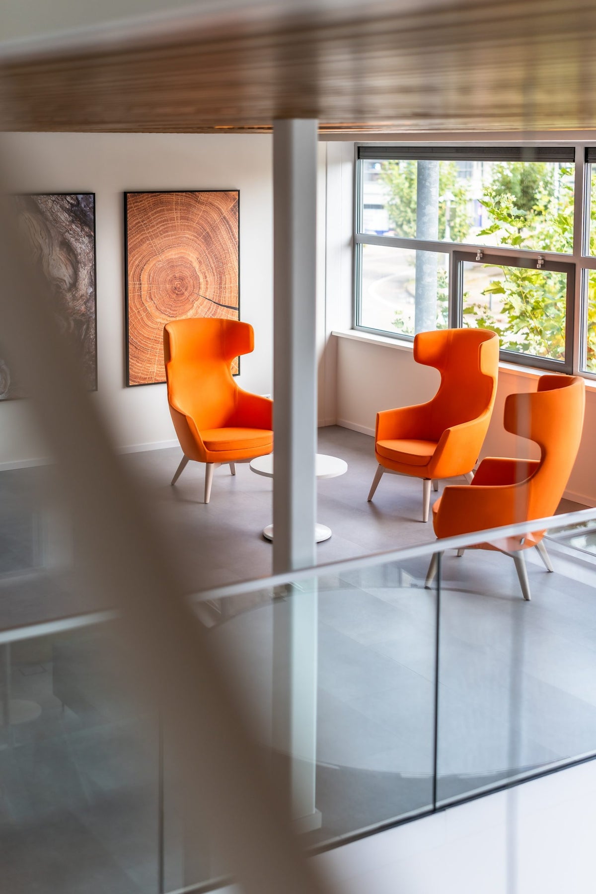 Danza fauteuils in oranje bij een glazen trap