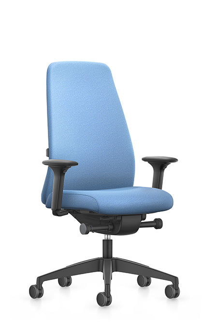 Interstuhl Every EV117 draaifauteuil met hoge gestoffeerde rugleuning in lichtblauw op zwart voetkruis