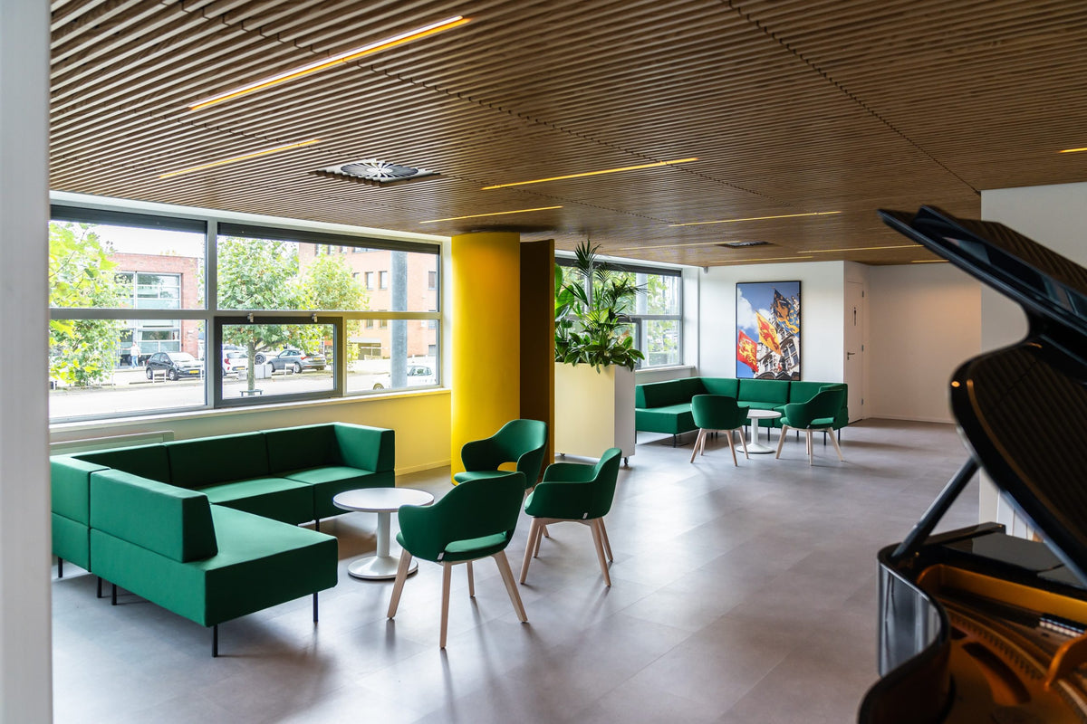 Entree wachtbanken in groen in een lichte ontvangsthal