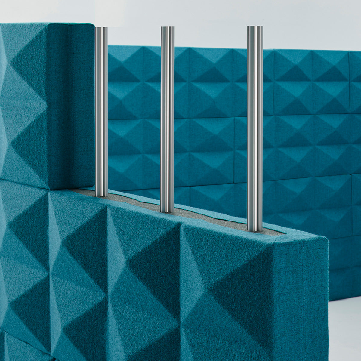 Blauwe Fabricks-blokken in een wandframe van dichtbij