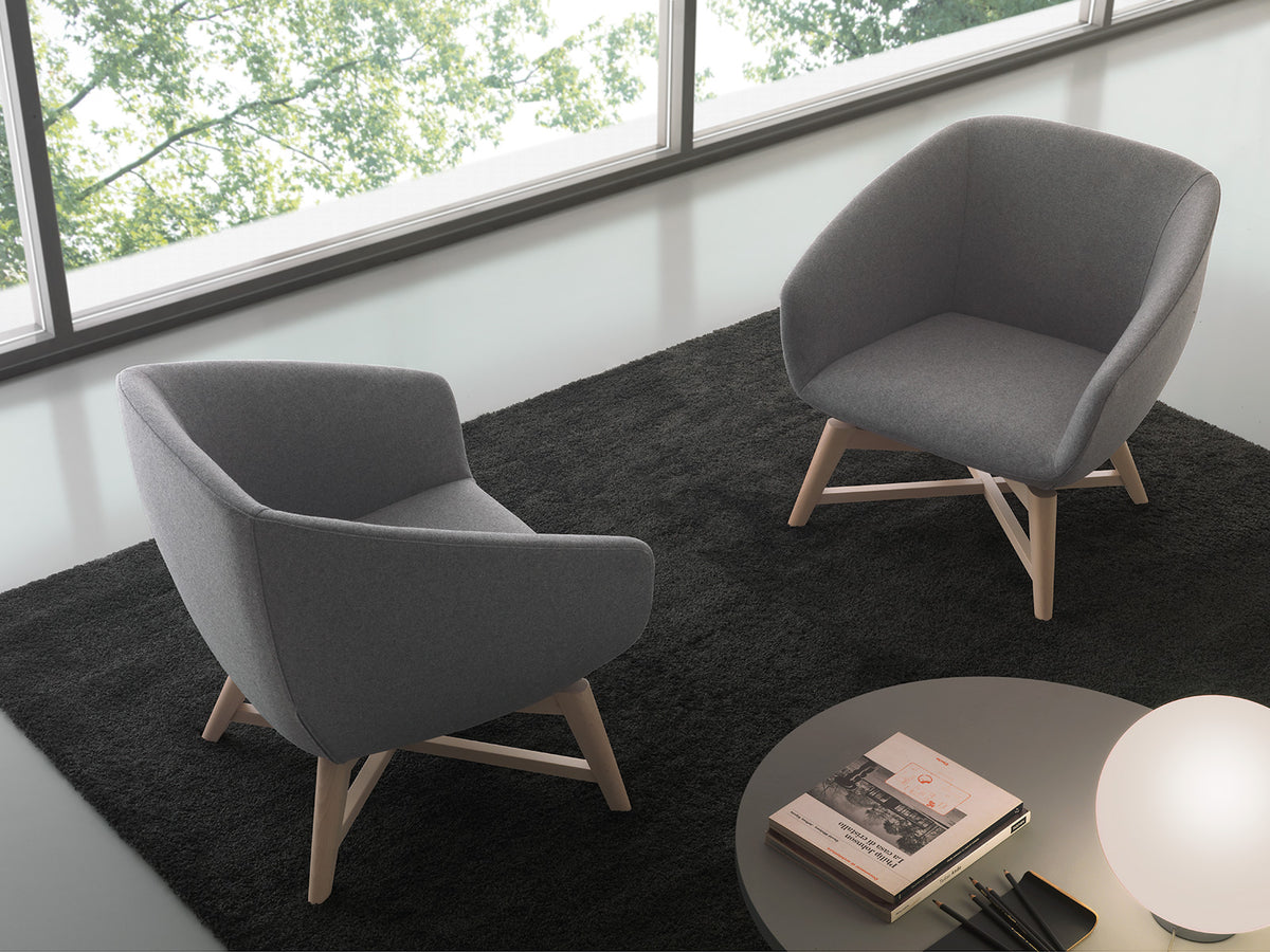 Flamenco Lounge fauteuils in grijs in een lichte ruimte