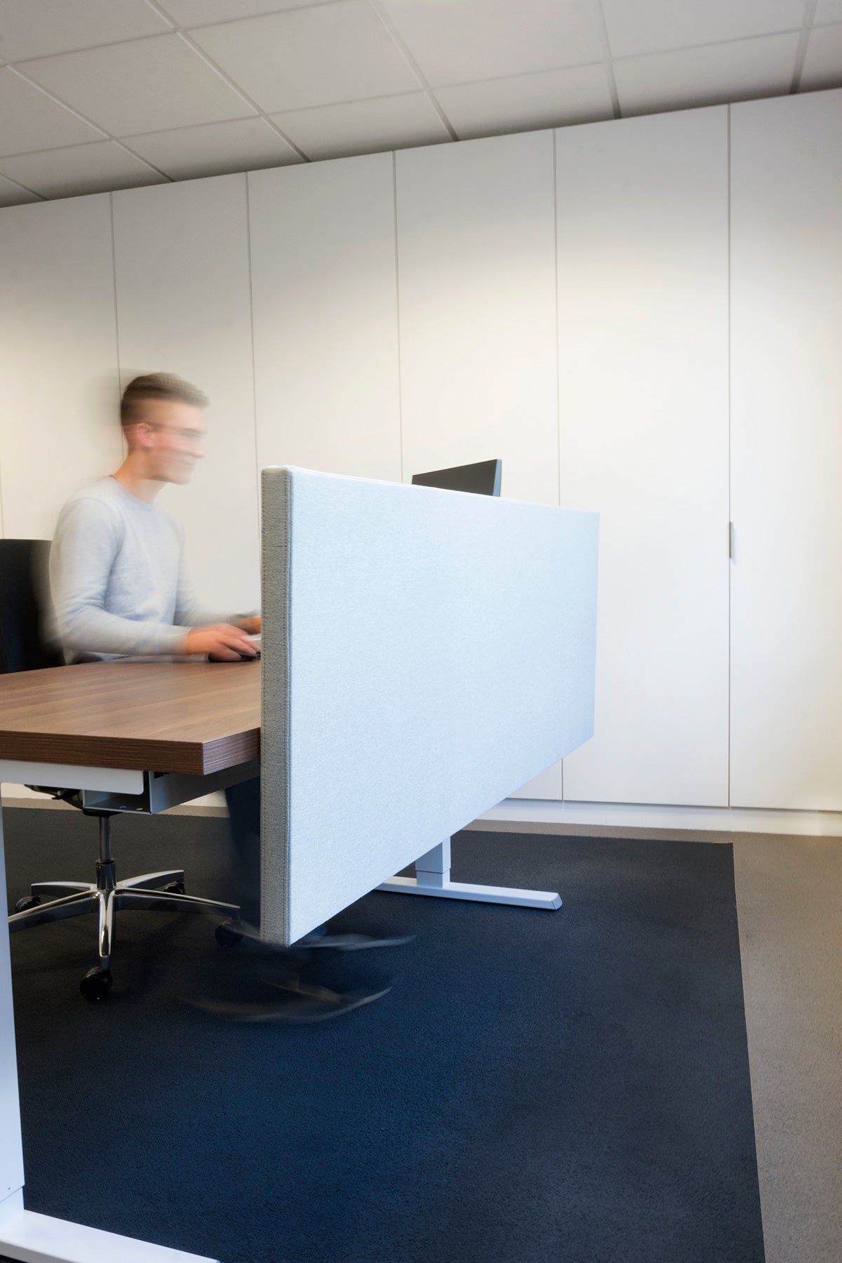 ROFA Fly By akoestisch bureauscherm naast een werkplek in een kantoor