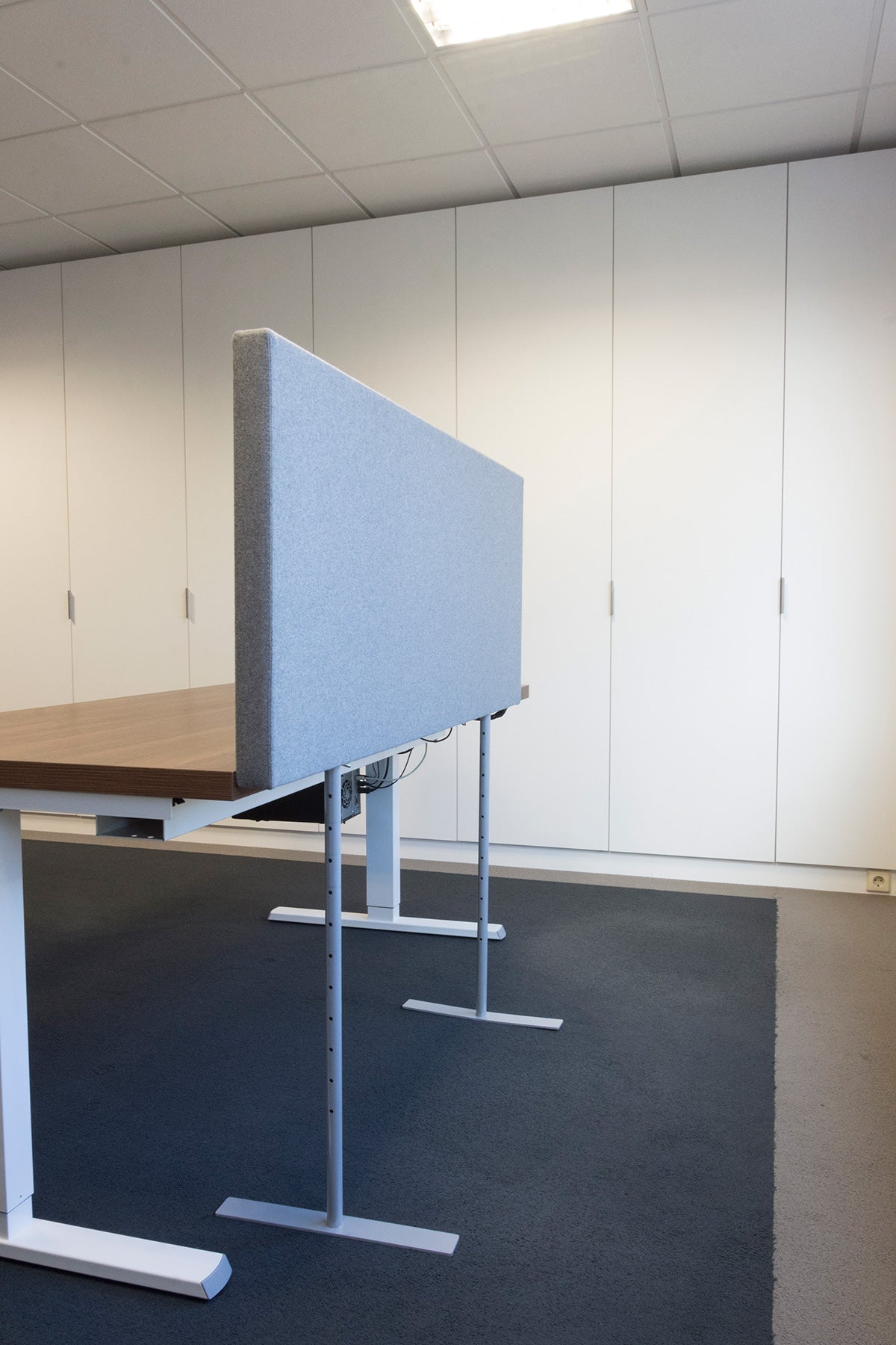 ROFA Goalpost wand op een in hoogte instelbaar frame naast een bureau