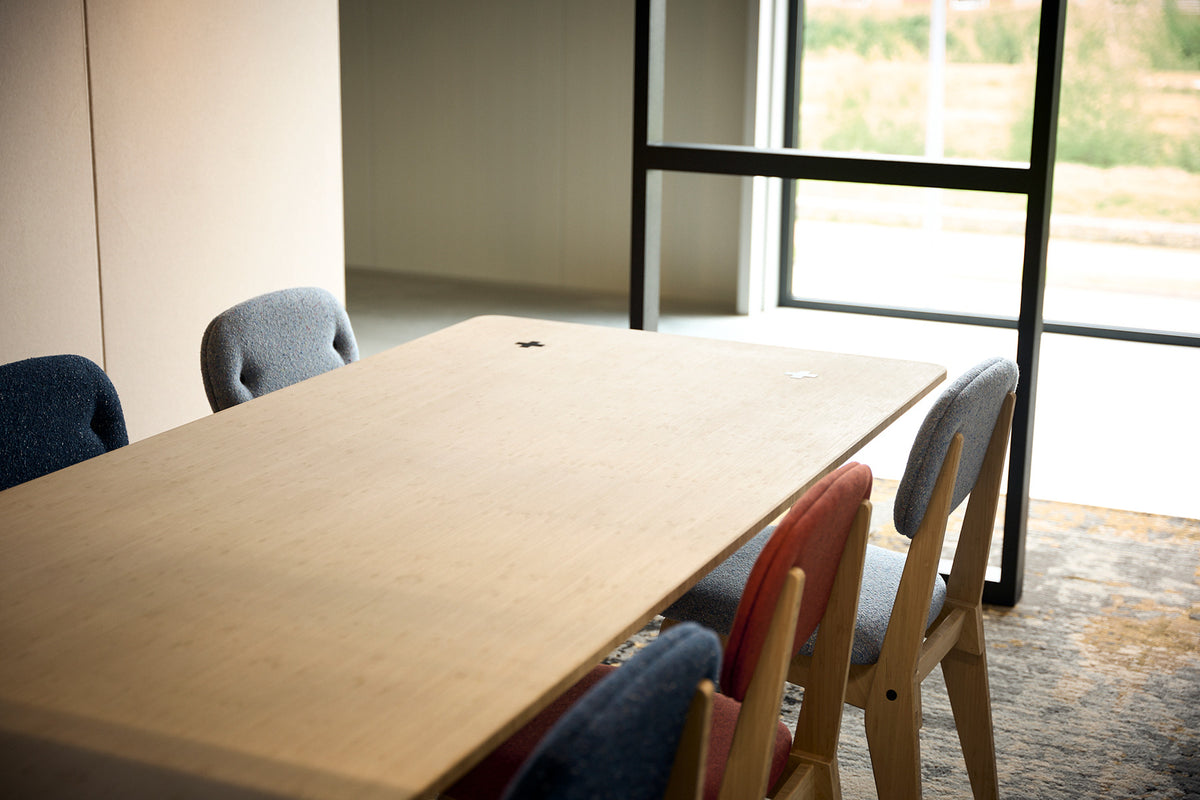 M+ Table van bamboe als vergadertafel met blauwe stoelen