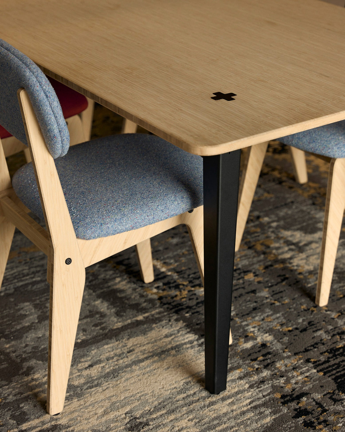 Hoek van de M+ Table met zwarte poot en kabeldoorvoer