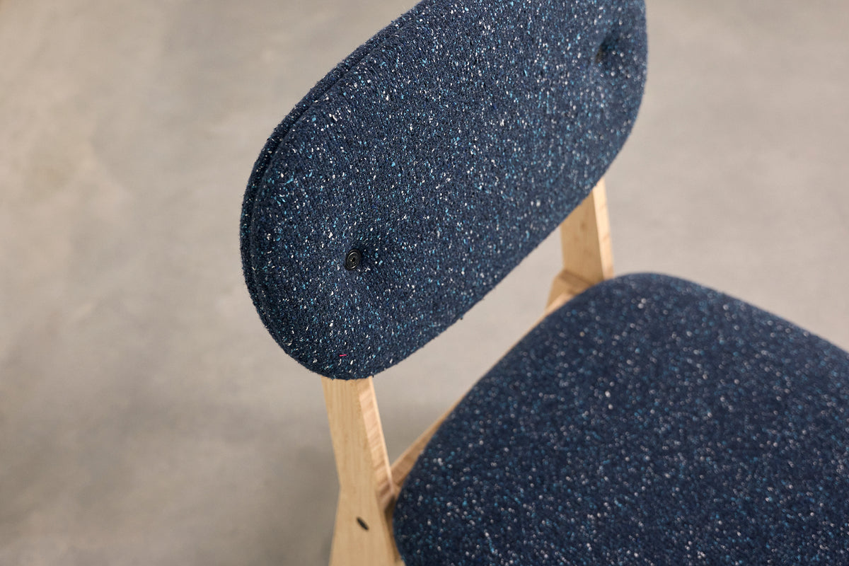 Donkerblauw rugkussen van de M+ Panda stoel van dichtbij