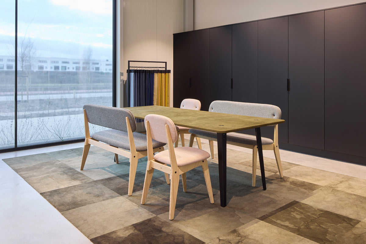 M+ Panda stoelen aan een bamboe tafel in een kantoor