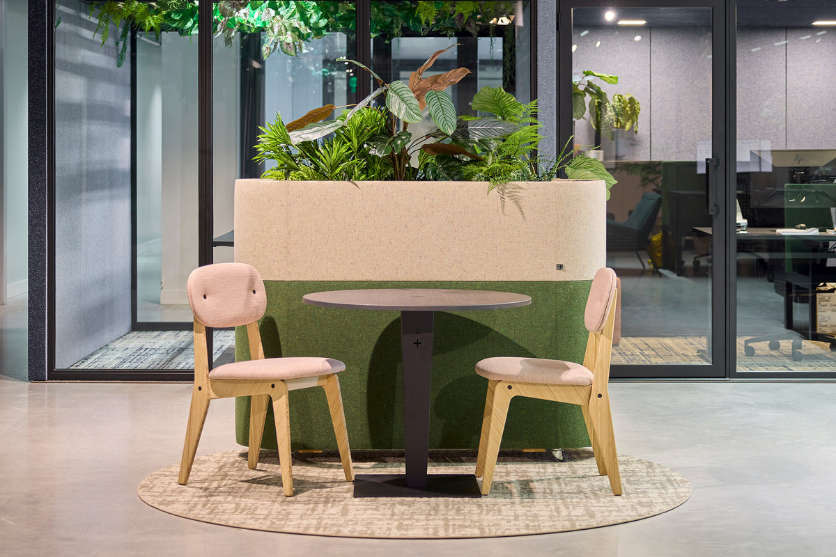 M+ Panda stoelen en tafels van bamboe in een groene werkruimte
