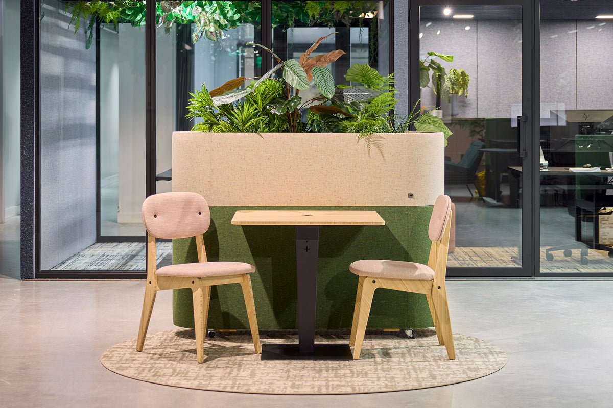 M+ Planter met tafel en stoelen in een open kantoor