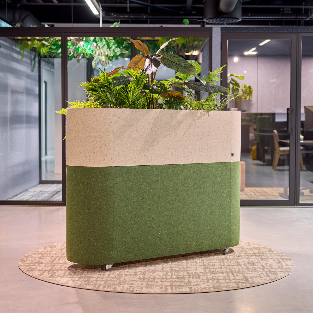 M+ Planter in groen en bamboe met planten op een rond vloerkleed