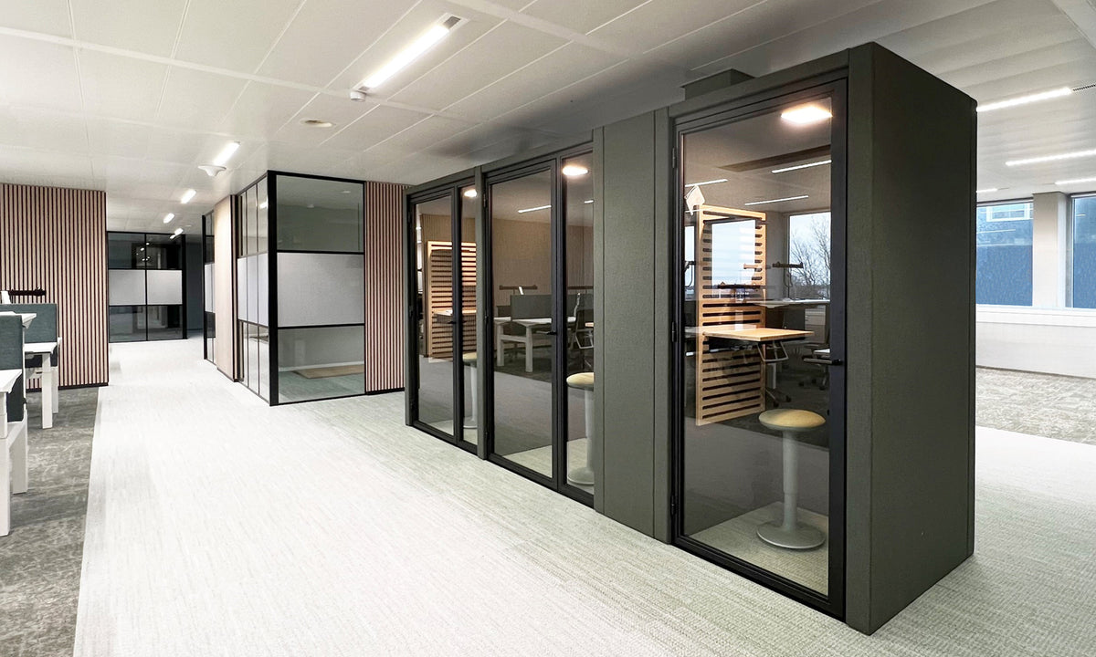 M+ Rooms met glazen deuren langs een kantoorgang