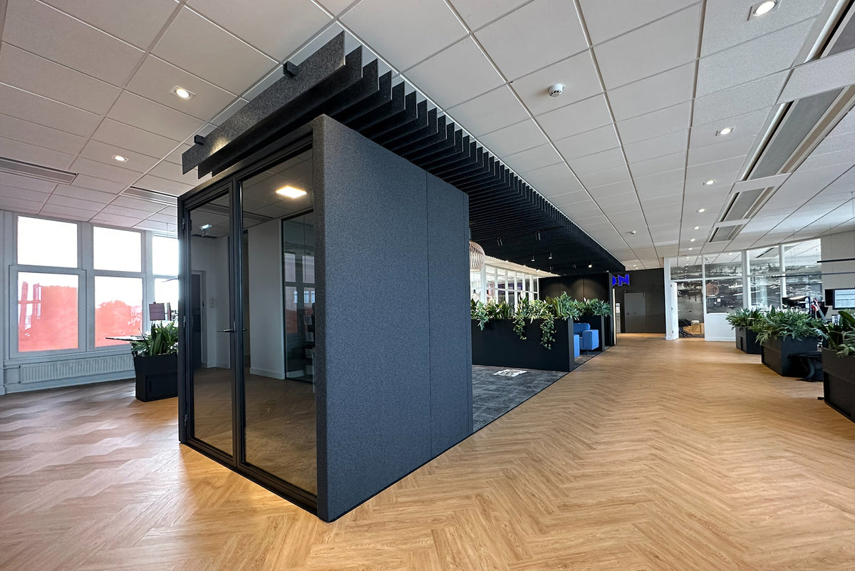 Donkere M+ Room op een visgraatvloer in een kantoor