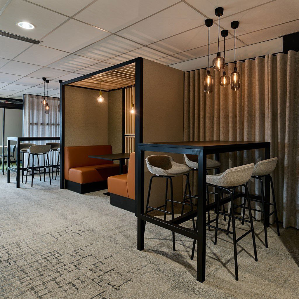 M+ Room met bartafel en krukken in een lounge