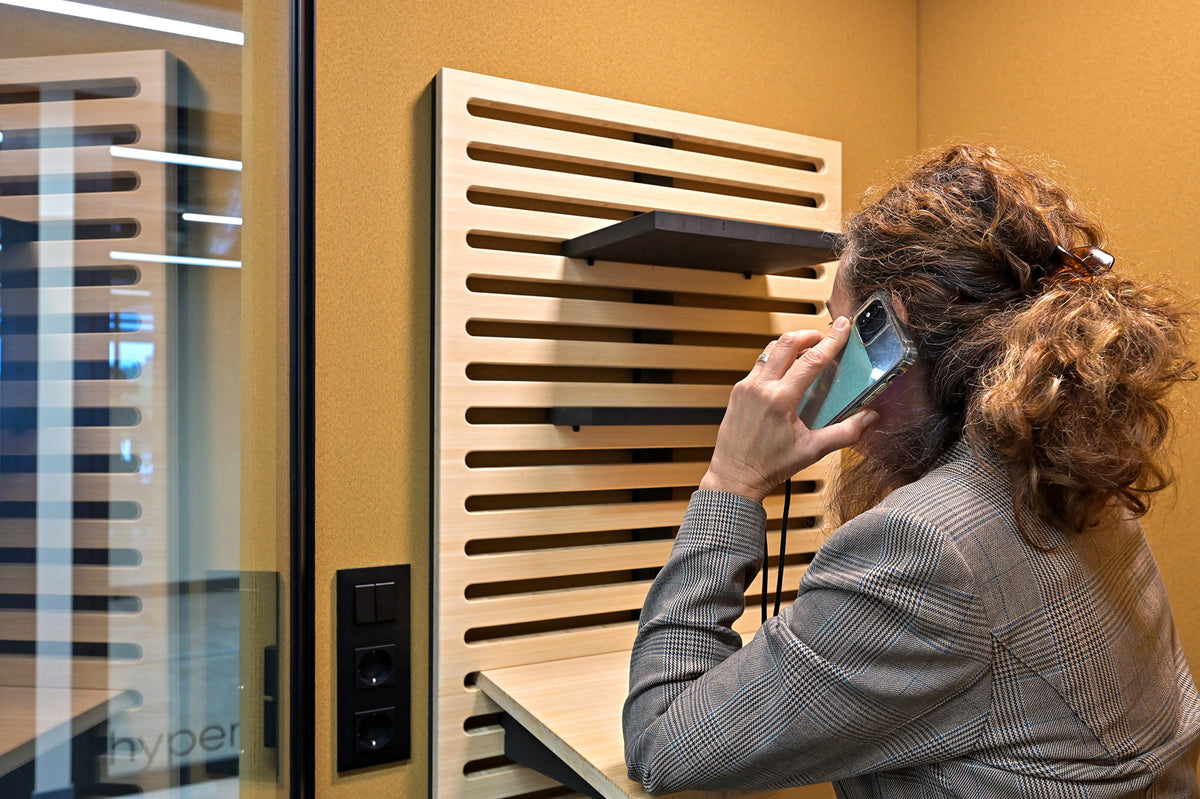 Vrouw belt in een M+ Room met bamboe lamellen