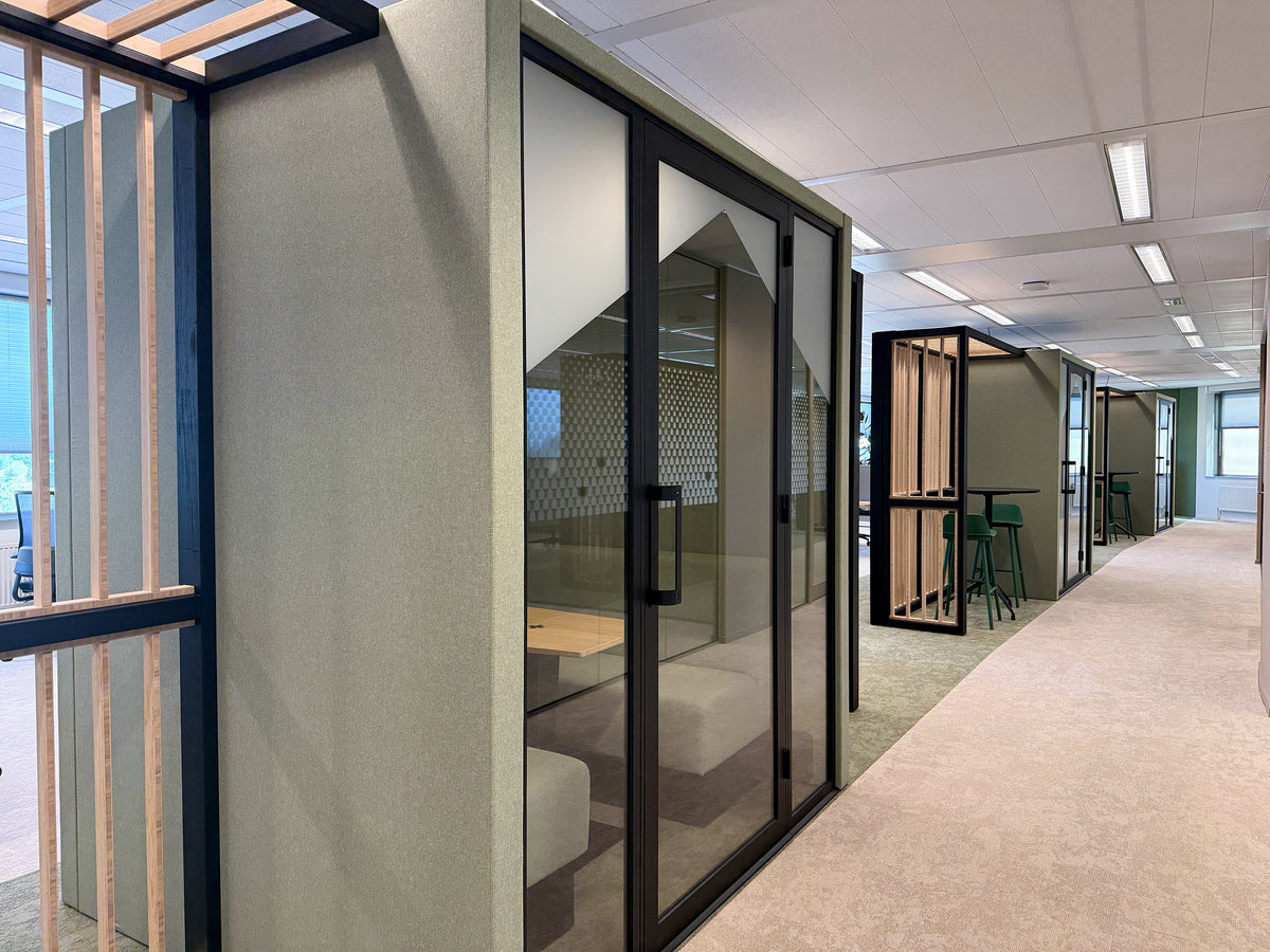M+ Room met zwarte glasprofielen in een kantoorgang