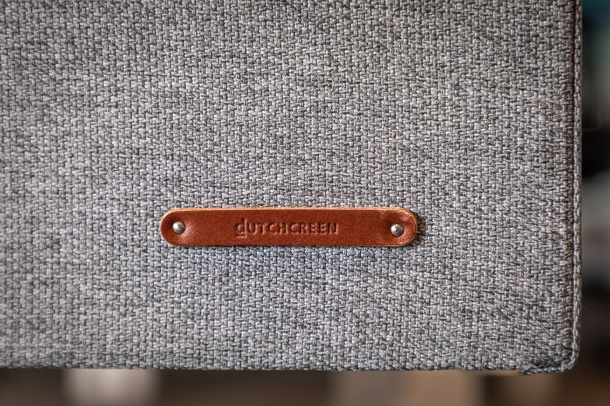 MUTE akoestische wand in grijs vilt met bruin lederen label